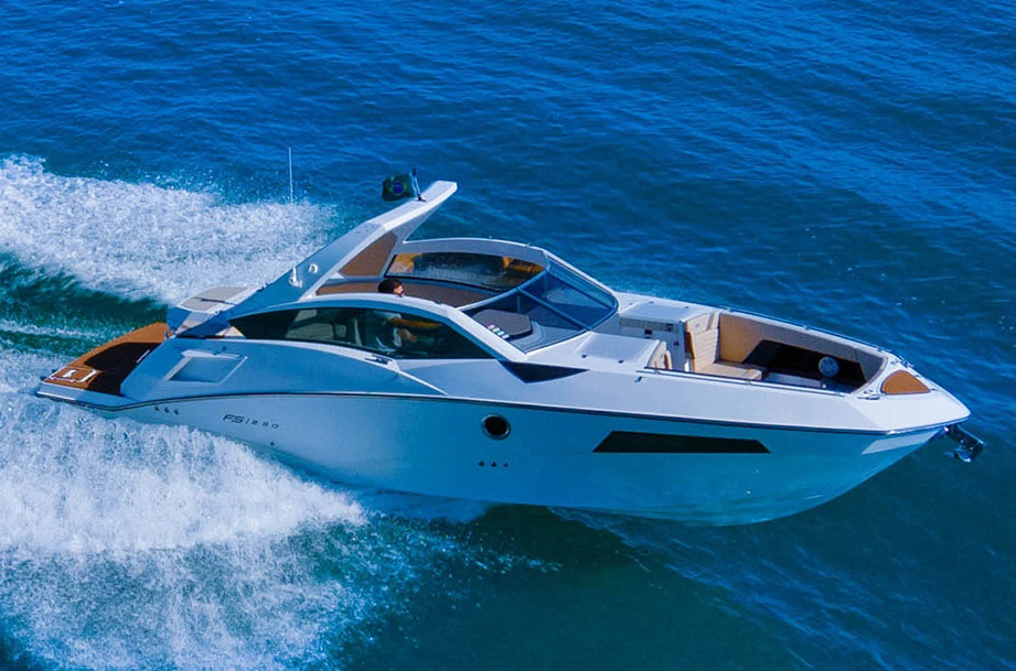 Lancha de luxo navegando em mar aberto